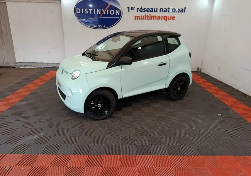 Vue 3/4 avant droit de l'AIXAM AMBITION Easy Chic thermique S10-2 vert clair avec toit noir et jantes noires.
