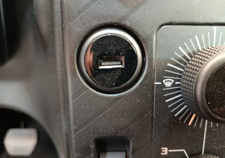 Détail du port USB et du bouton de réglage du tableau de bord intérieur de l'AIXAM Ambition Easy Chic 2026.