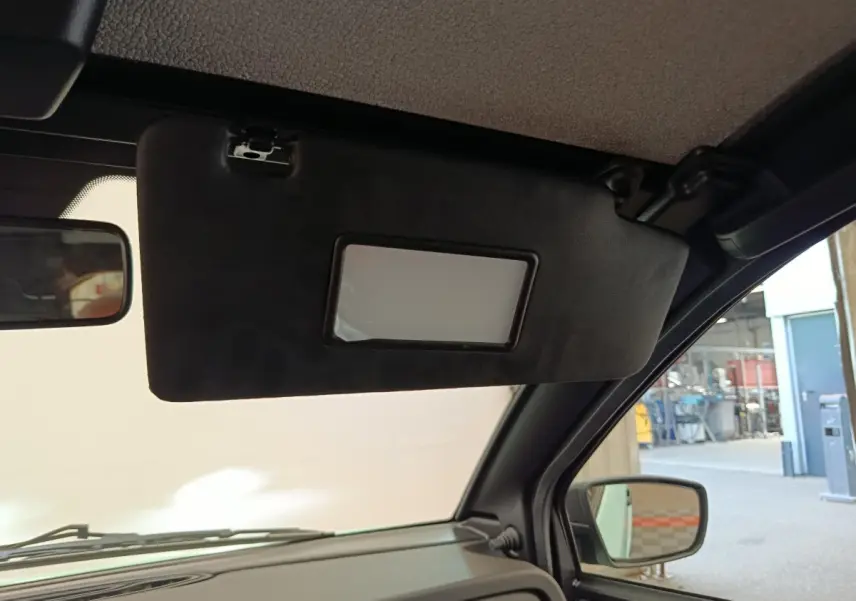 Détail intérieur du pare-soleil côté conducteur avec miroir, dans une Aixam Ambition Easy Chic thermique verte 2026.