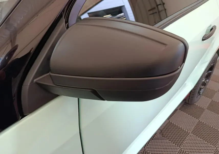 Rétroviseur noir côté gauche d'une Aixam Ambition Easy Chic thermique 2026 vert vue en gros plan.