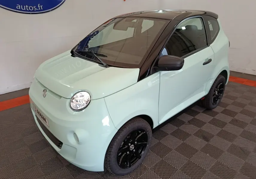 Vue 3/4 avant d'une Aixam Ambition Easy Chic thermique 2026 vert clair avec toit noir et jantes noires.