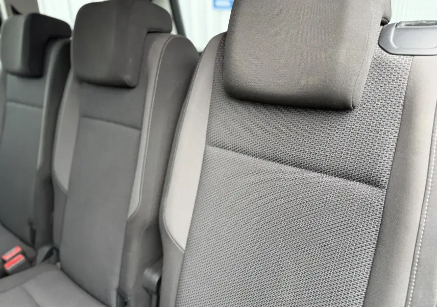 Gros plan sur les sièges arrière noirs en tissu du Volkswagen Touran 2017, version 1.6 TDI Trendline 7 places.