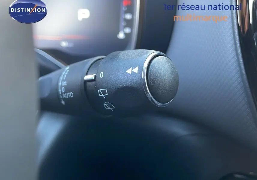 Gros plan sur la commande d’essuie-glace à gauche du volant dans l’habitacle du Citroën C5 Aircross noir perla metal.