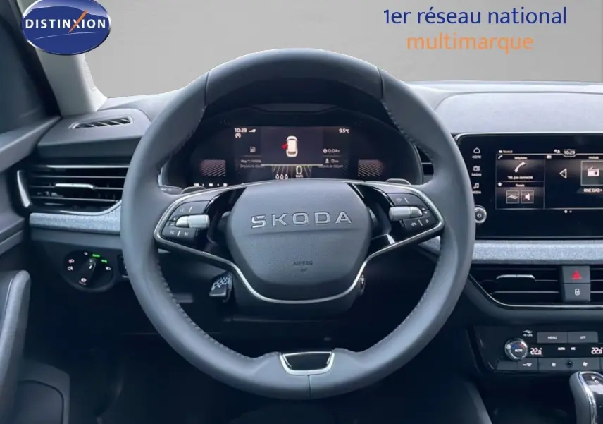 Vue centrée sur le volant gris cuir d’un Skoda Kamiq 2025, avec tableau de bord digital et écran tactile.