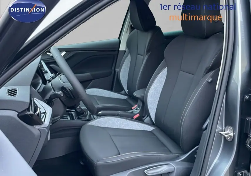 Vue intérieure côté gauche du Skoda Kamiq gris graphite métal 2025, mettant en valeur les sièges avant bi-matière noir et gris.