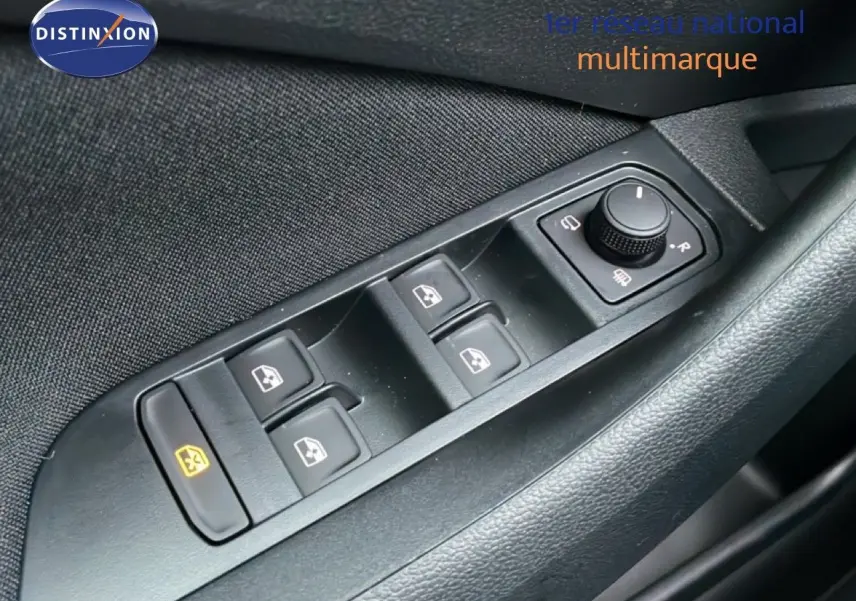 Gros plan sur les commandes des vitres et rétroviseurs côté conducteur d’un Skoda Kamiq 2025, intérieur noir.