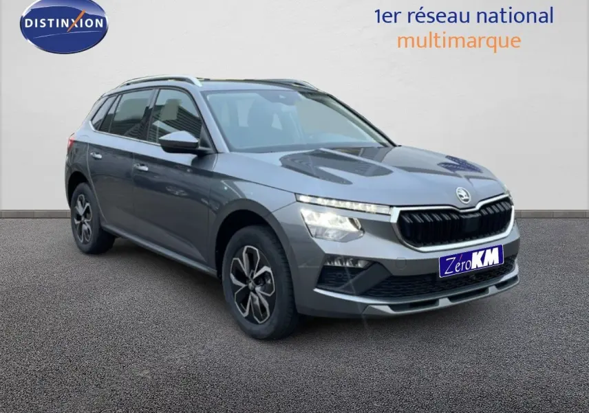 SUV Skoda Kamiq gris graphite métal vu en 3/4 avant droit avec calandre noire et jantes alliage.