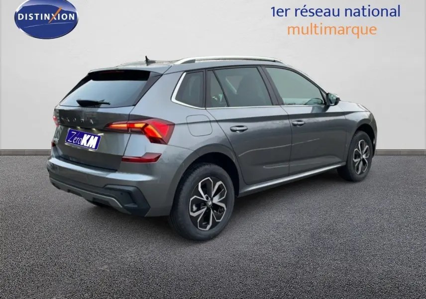 Vue 3/4 arrière droite d'un Skoda Kamiq gris graphite métal 2025 avec feux LED et jantes alliage.