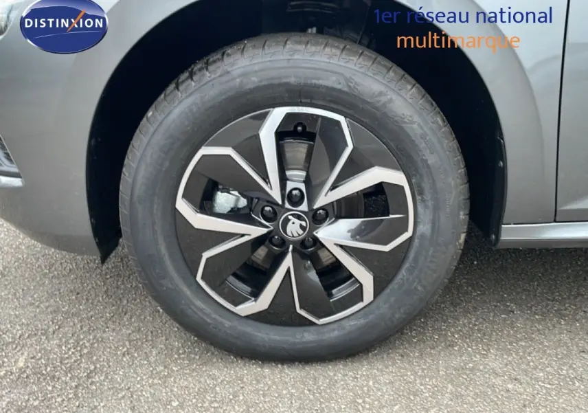 Gros plan sur la roue avant gauche d’un Skoda Kamiq gris graphite métal avec jante alliage noire et argentée.