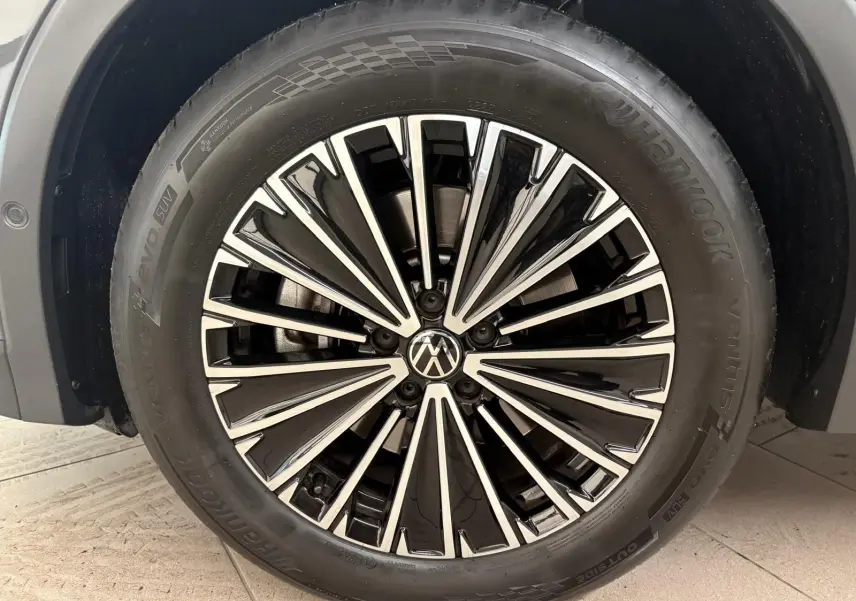 Gros plan sur la jante alliage bicolore du Volkswagen Tiguan Gris Dauphin, soulignant son design moderne.