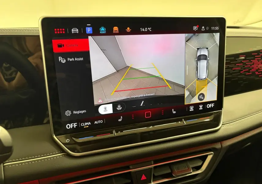 Écran tactile intérieur du Volkswagen Tiguan 2025 montrant la caméra de recul et l'assistance au stationnement.