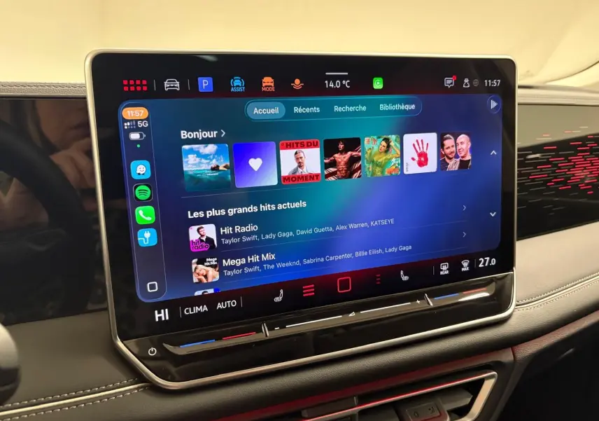 Écran tactile central du Volkswagen Tiguan 2.0 TDI 150 DSG7 Elegance, affichant l'interface multimédia moderne.