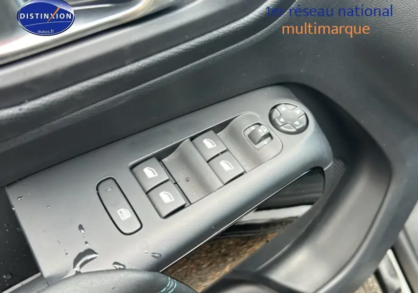 Détail des commandes des vitres côté gauche intérieur d’une Citroën C5 Aircross noire 2025.