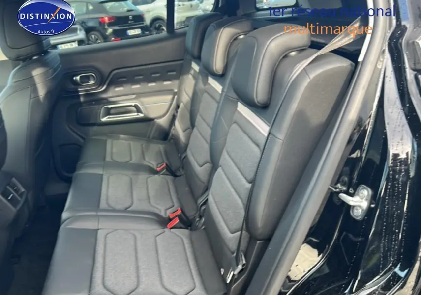 Vue intérieure côté droit sur la 2e rangée de sièges individuels noirs du Citroën C5 Aircross 2025 hybride.