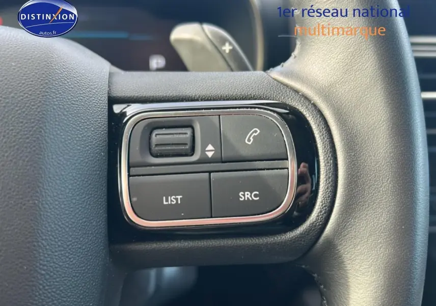 Gros plan sur les commandes multifonctions du volant cuir noir du Citroën C5 Aircross 2025.