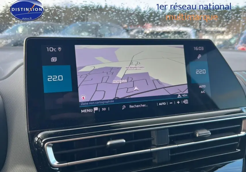 Vue rapprochée de l’écran tactile central affichant la navigation du Citroën C5 Aircross noir, avec commandes climatisation visibles.
