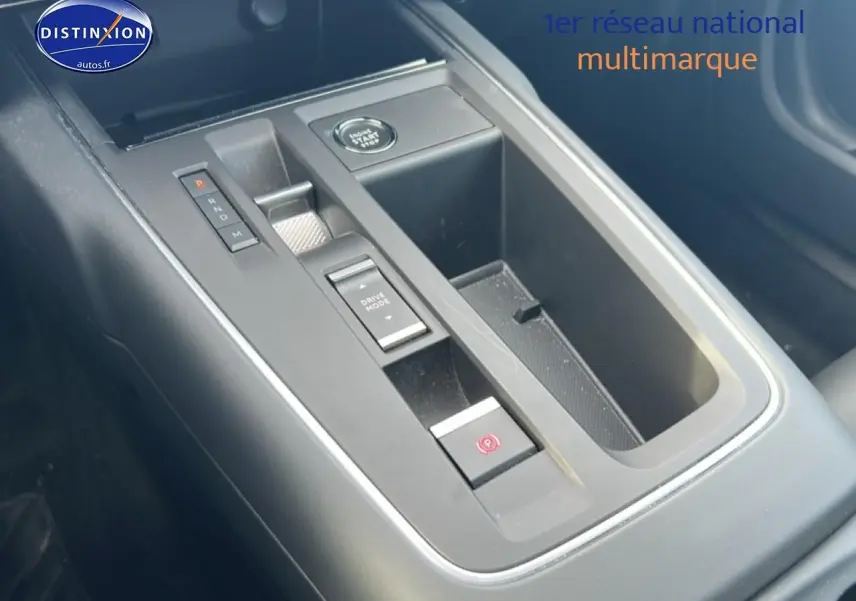 Vue rapprochée de la console centrale noire du Citroën C5 Aircross 1.2 hybride avec bouton start et commande boîte auto.