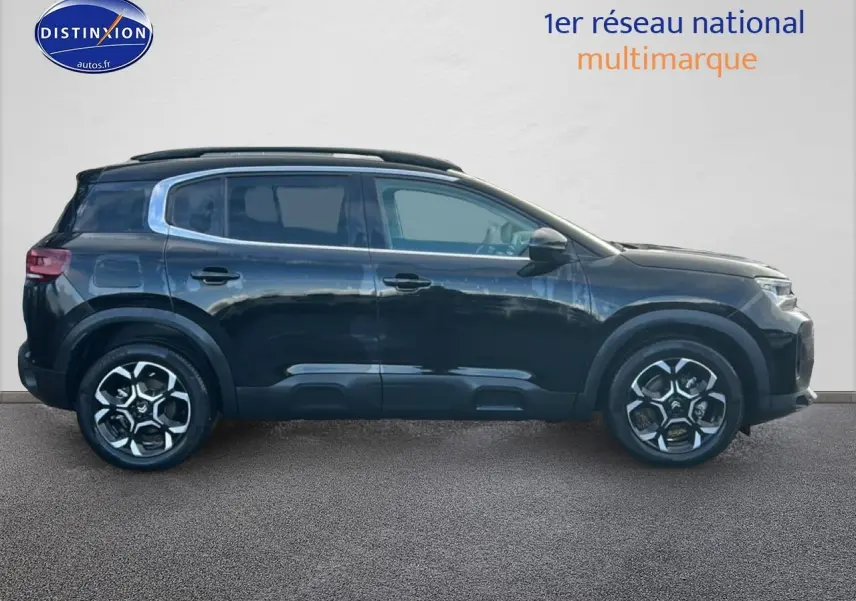 Vue latérale droite du Citroën C5 Aircross noir 2025 avec jantes alliage et barres de toit visibles.