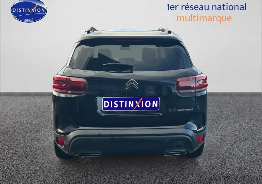 Vue arrière d'un Citroën C5 Aircross noir 2025 avec feux arrière LED et barres de toit visibles.