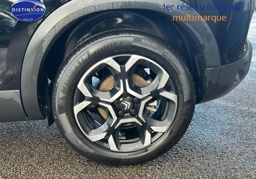 Gros plan sur la roue arrière droite noire du Citroën C5 Aircross avec jante alliage bicolore et pneu Michelin.