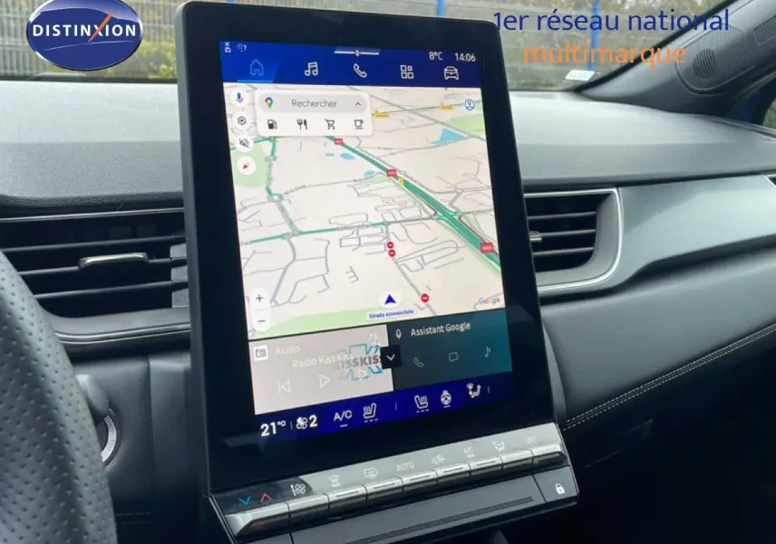 Vue intérieure centrée sur l'écran tactile vertical du tableau de bord du Renault Symbioz bleu Iron Metal, affichant la navigation GPS.
