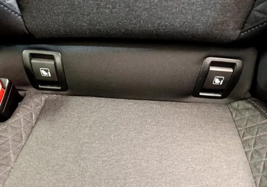 Gros plan sur la banquette arrière grise de la Renault Clio Business TCe 100, montrant les commandes de rabattement des sièges.