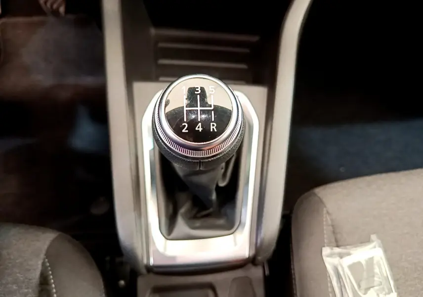 Gros plan sur le levier de vitesses manuel noir et chrome de la Renault Clio Business TCe 100, intérieur gris.