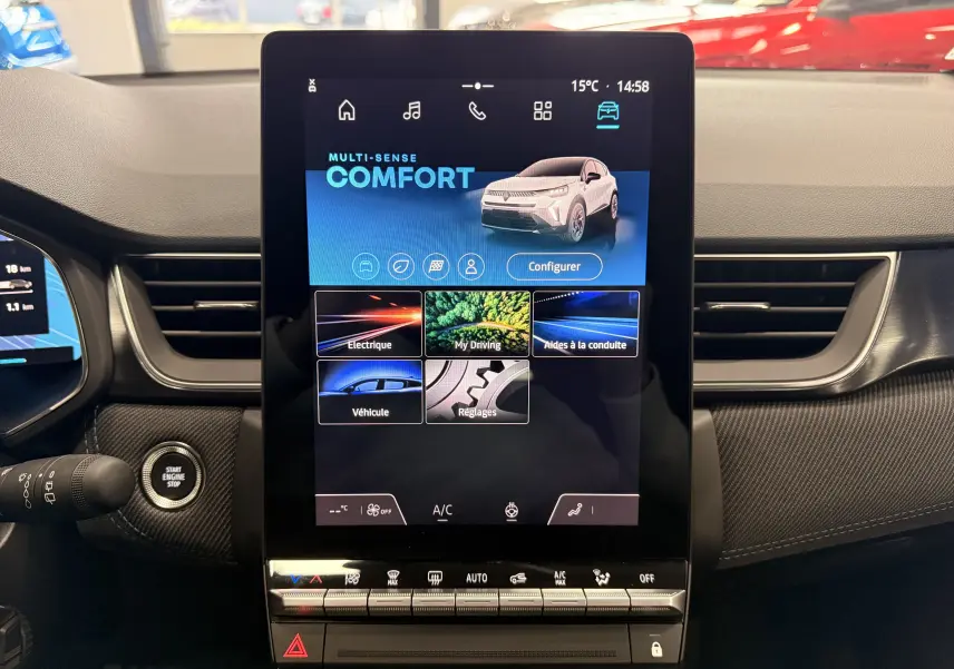 Écran tactile central vertical du tableau de bord du Renault Captur E-Tech blanc nacré, affichant le mode Confort.