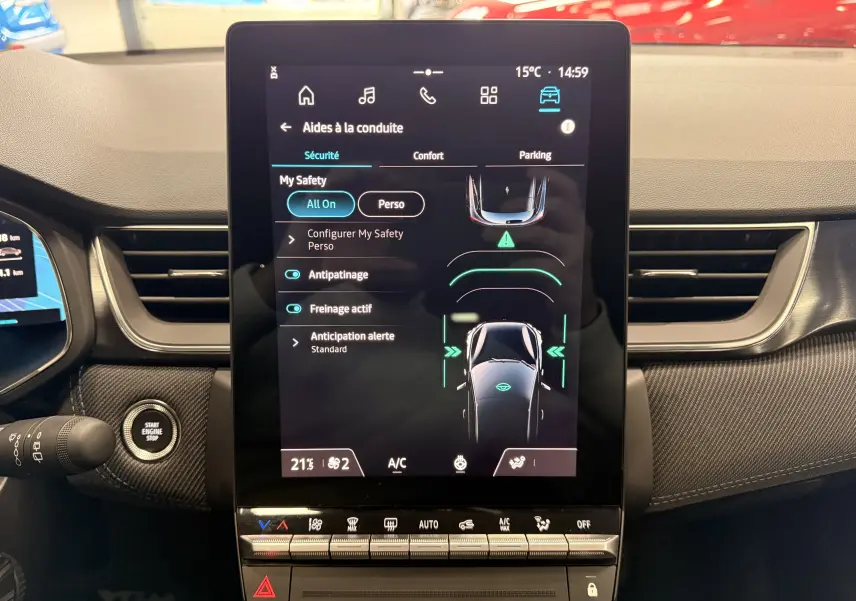Vue rapprochée de l’écran tactile central du Renault Captur E-Tech 2026, affichant les aides à la conduite.