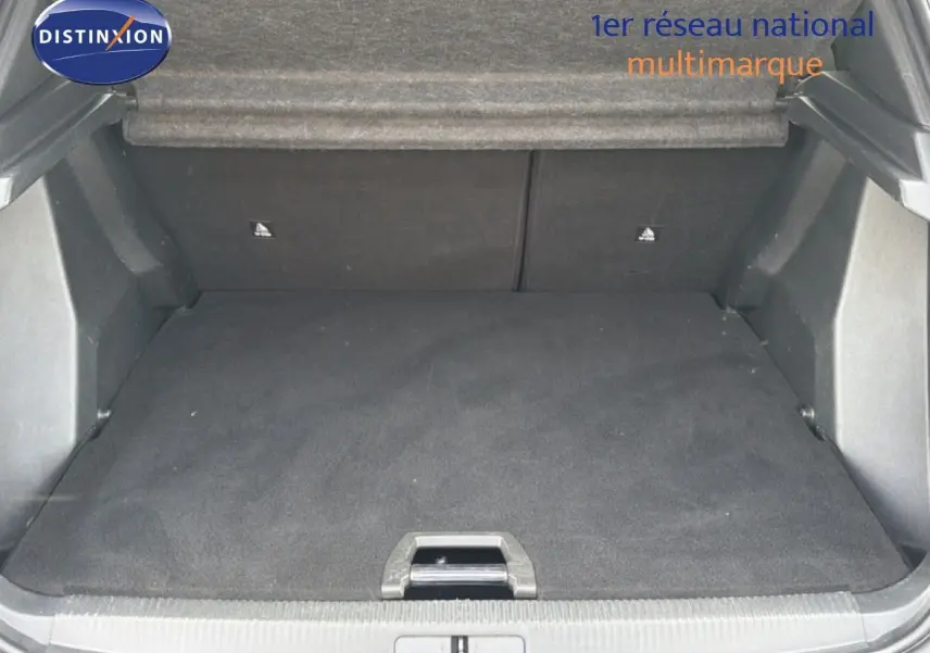Coffre ouvert vu de l'arrière d'un Peugeot 2008 noir perle métal, montrant un espace de chargement propre et vide.