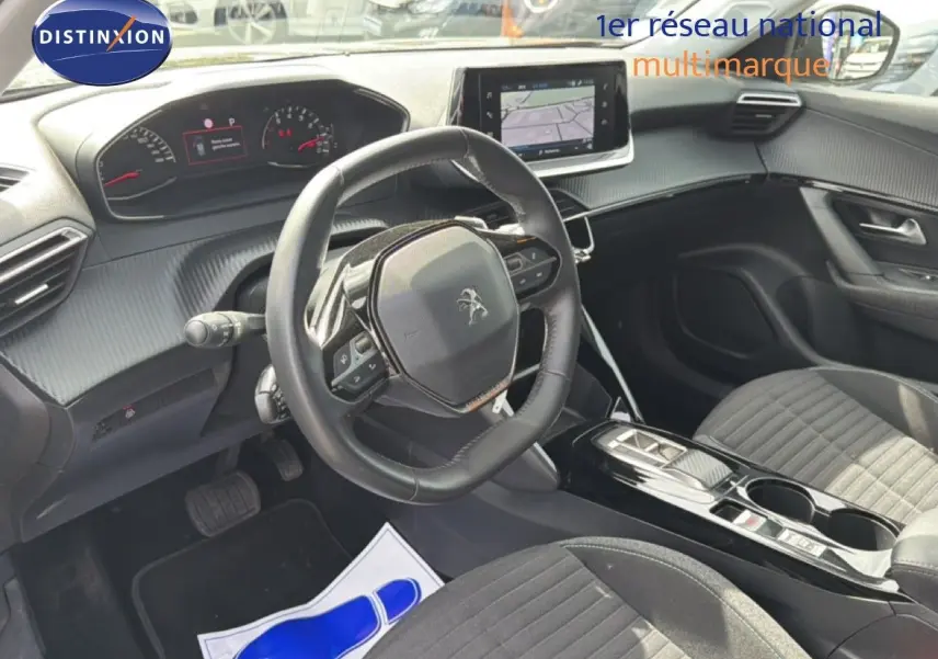 Vue intérieure côté conducteur du Peugeot 2008 noir perle métal, avec volant compact et écran tactile central.