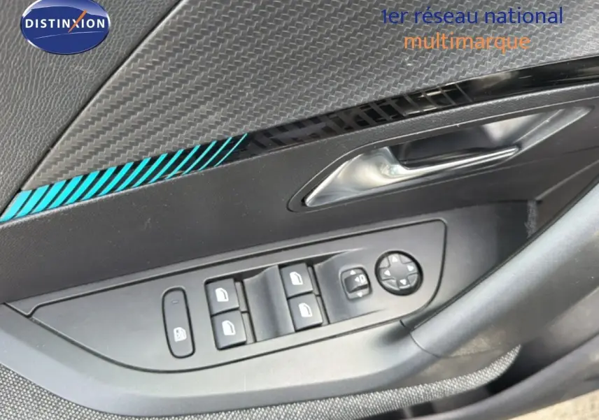 Détail de la porte côté conducteur du Peugeot 2008 noir perle métal, montrant les commandes des vitres et rétroviseurs.