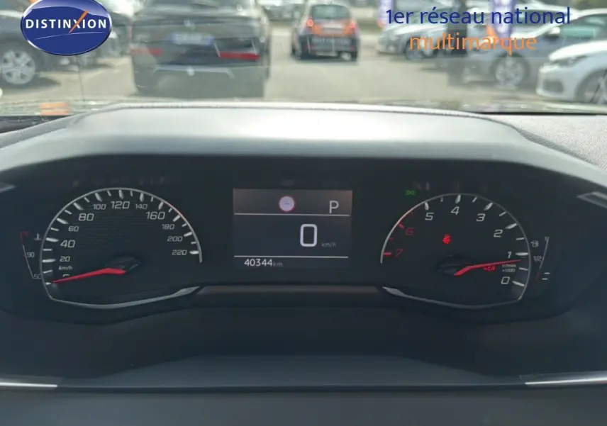 Tableau de bord du Peugeot 2008 2022, affichage numérique au centre, compteur vitesse et compte-tours en vue frontale.