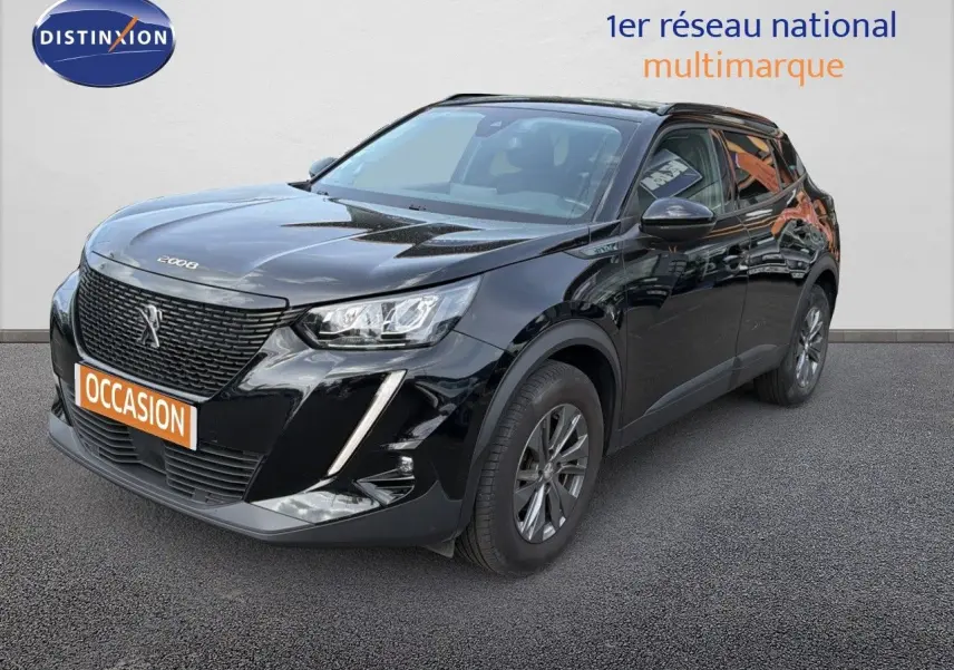 Peugeot 2008 noir perle métal en 3/4 avant droit, avec calandre distinctive et feux LED modernes.