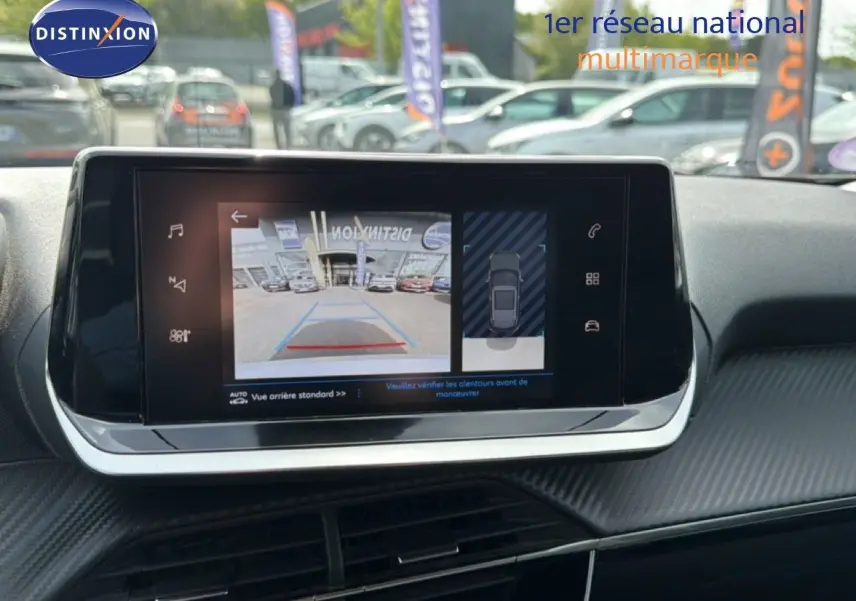 Écran tactile central affichant la caméra de recul et la vue 360 dans l’habitacle d’une Peugeot 2008 noir perle métal.