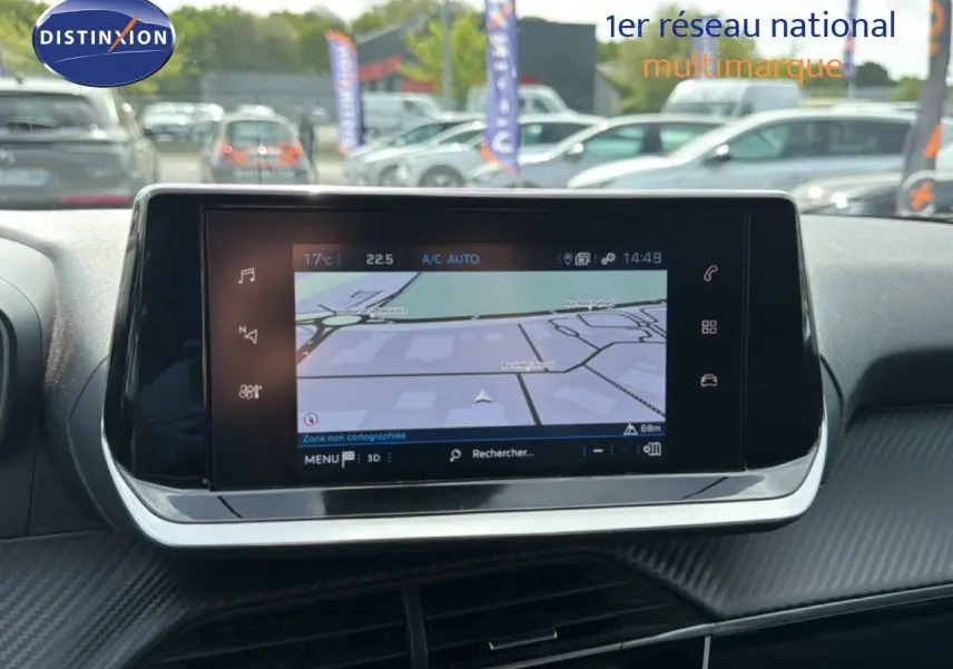 Écran tactile central avec navigation GPS dans l'habitacle du Peugeot 2008, vue frontale du tableau de bord.