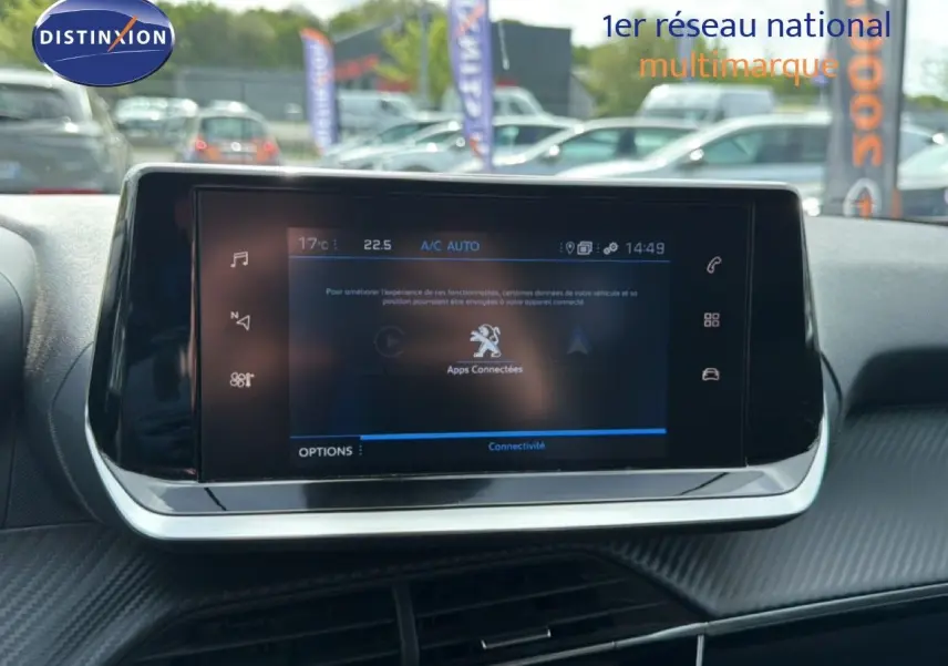 Vue rapprochée de l’écran tactile central du tableau de bord du Peugeot 2008 noir perle métal, affichant les apps connectées.