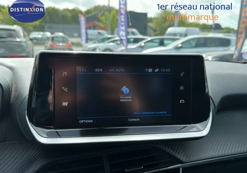 Écran tactile central du tableau de bord du Peugeot 2008 noir perle, affichant les options de connexion téléphone.
