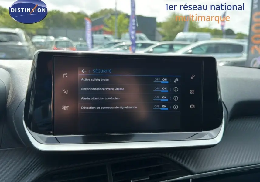 Écran tactile central affichant les réglages de sécurité dans l'habitacle d'une Peugeot 2008 noir perle métal.