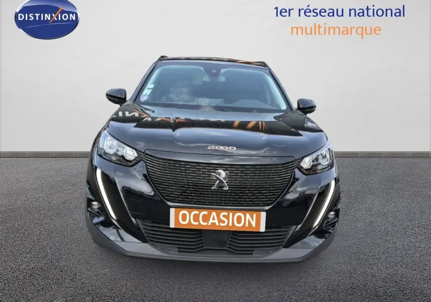 Vue frontale d'une Peugeot 2008 noire perle métal avec calandre noire et feux LED, plaque "OCCASION" visible.