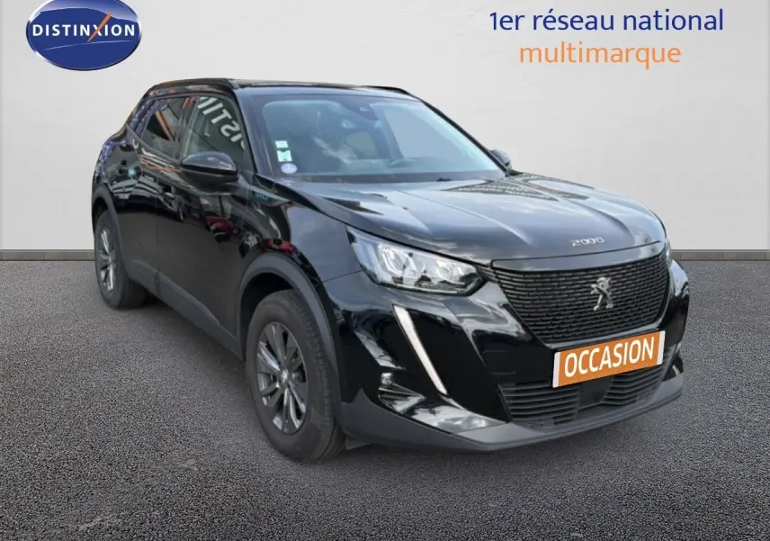 Peugeot 2008 noir perle métal en 3/4 avant droit, avec calandre noire et feux LED distinctifs.