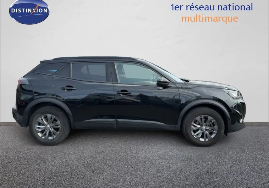 Peugeot 2008 noir perle métal en profil côté gauche, SUV compact avec jantes alliage 16 pouces.