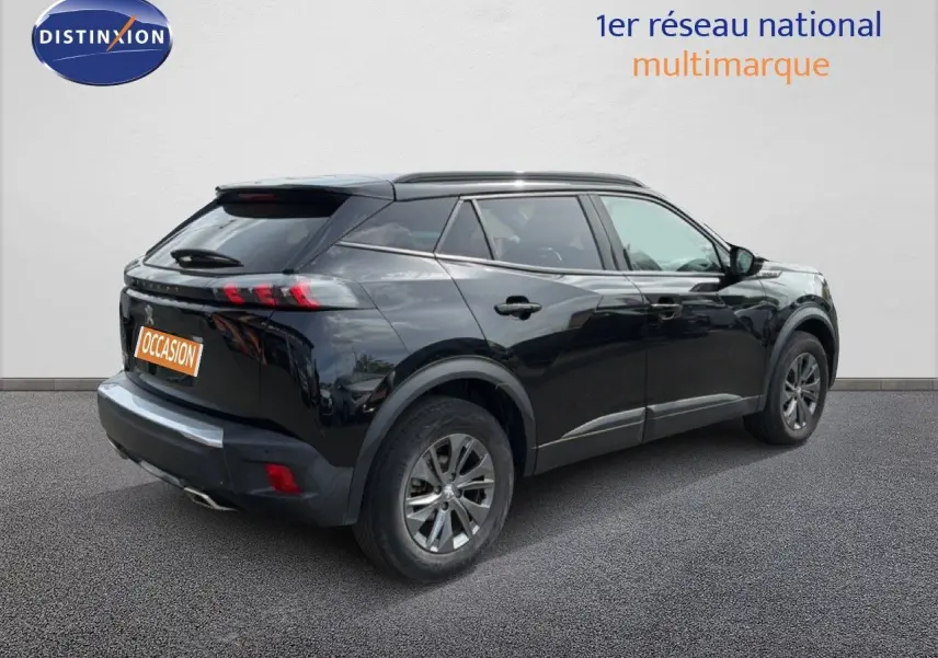 Peugeot 2008 noir perle métal vue 3/4 arrière côté droit, soulignant ses feux arrière LED et jantes alliage.