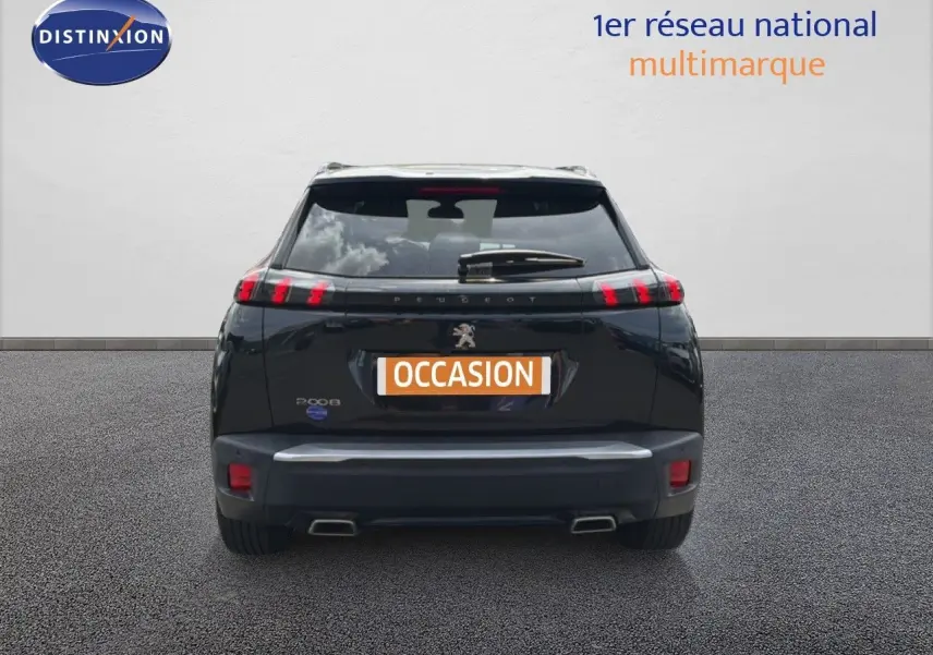 Vue arrière d'un Peugeot 2008 noir perle métal de 2022 avec feux LED caractéristiques et double sortie d'échappement.