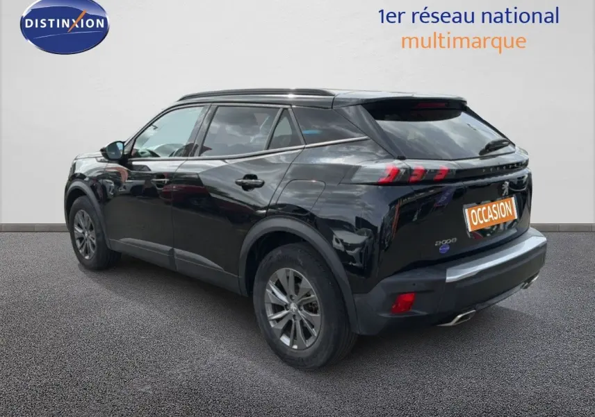 Peugeot 2008 noir perle métal vu en 3/4 arrière droit, avec feux arrière LED et jantes alliage grises.
