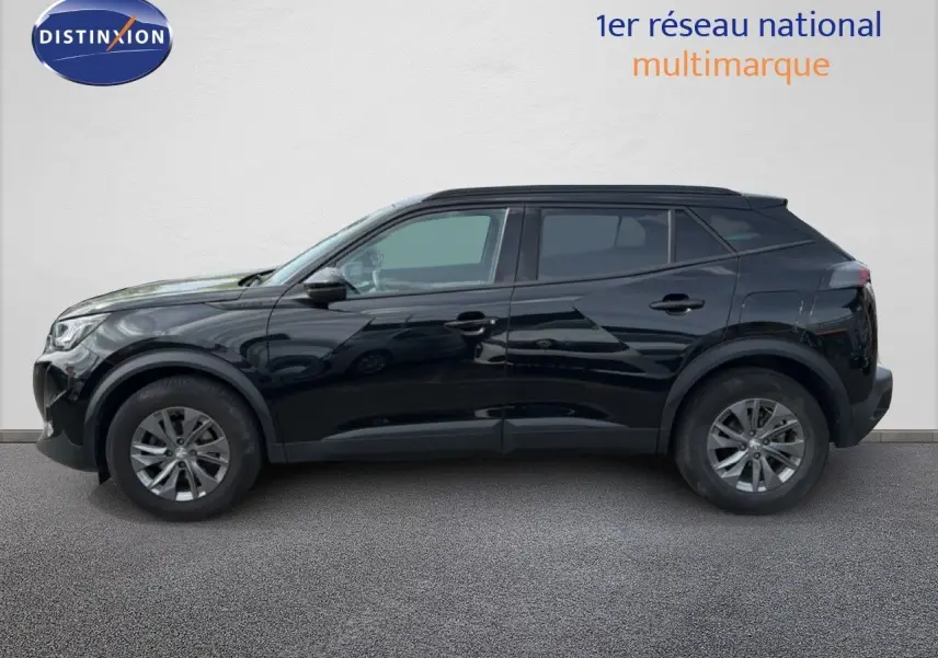 Profil latéral droit d’un Peugeot 2008 noir perle métal, SUV compact avec jantes alliage et lignes modernes.