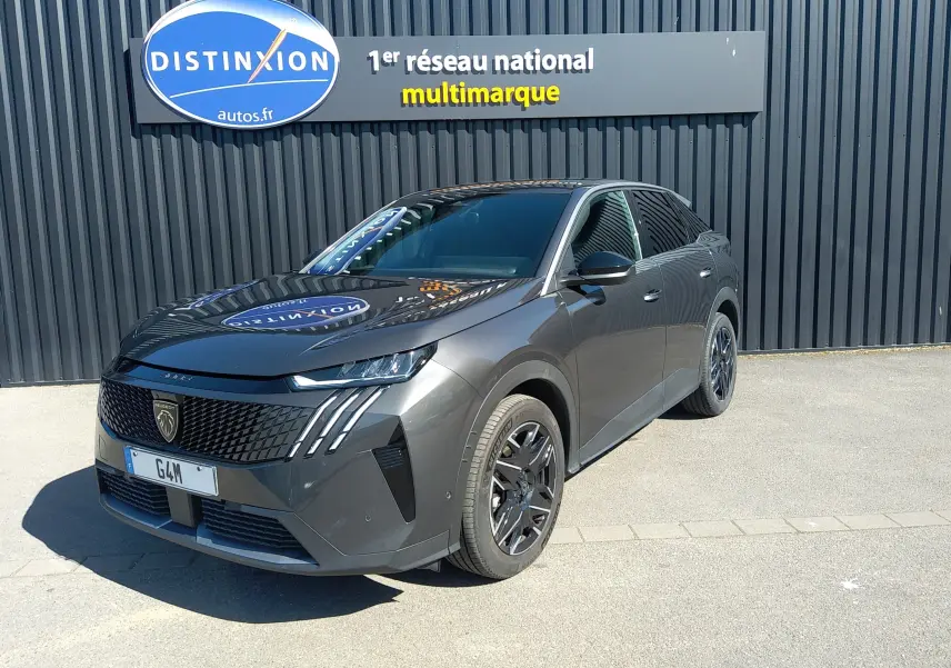 Peugeot 3008 Hybrid 136 Allure gris titane en 3/4 avant droit, avec calandre noire et jantes foncées.