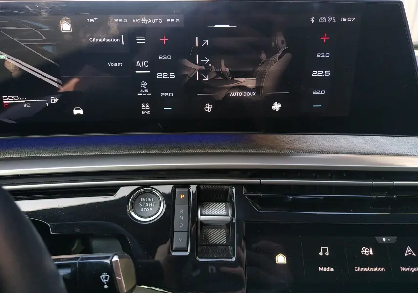 Vue rapprochée de l’écran tactile central et du tableau de bord du Peugeot 3008 Hybrid 136 Allure, avec commandes de climatisation et bouton start/stop.