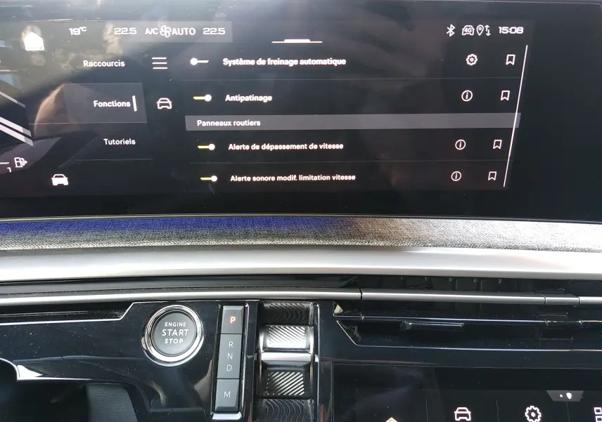 Vue rapprochée de l’écran tactile et console centrale du Peugeot 3008 Hybrid 136 Allure 2024, avec bouton start/stop et commandes de boîte auto.
