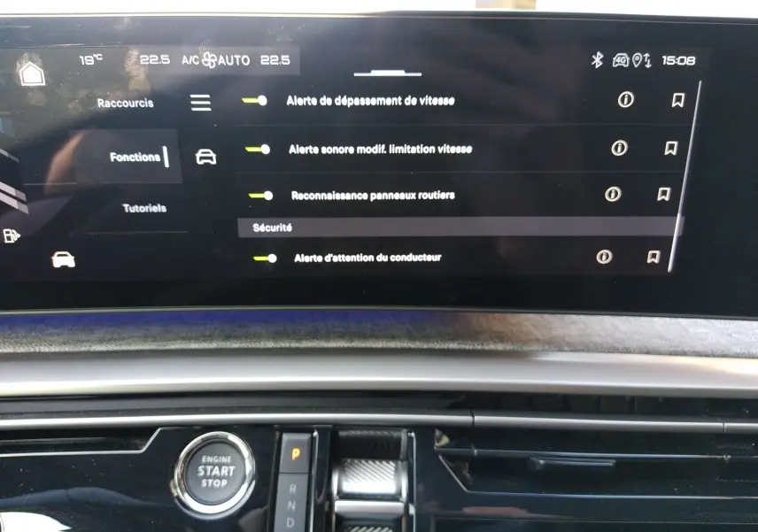 Vue rapprochée de l'écran tactile et du tableau de bord du Peugeot 3008 Hybrid 136 Allure 2024, avec commandes et affichage des alertes de sécurité.